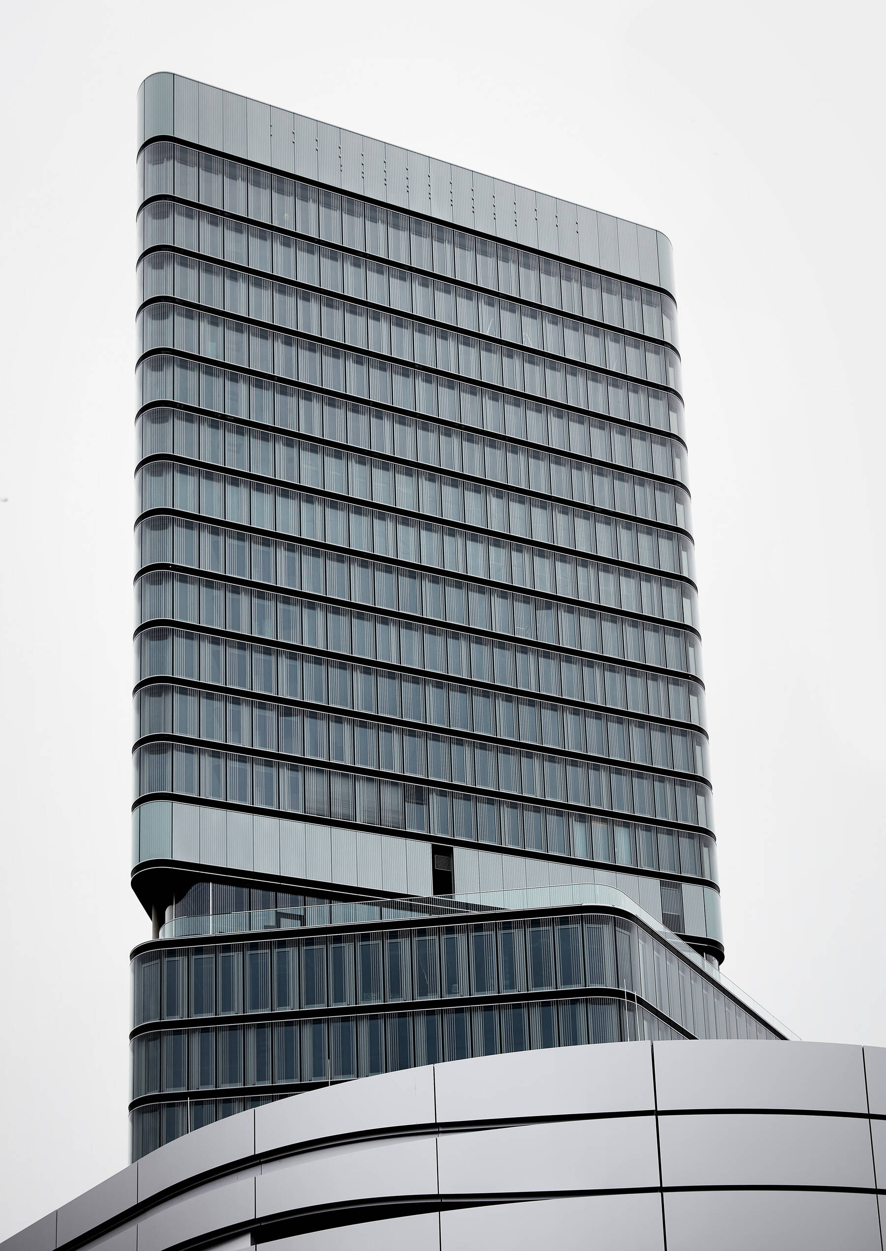 The Porsche Design Tower combines the clean design language of the Porsche brand with the technical and aesthetic quality of ISOLAR glass to create an iconic architectural project.