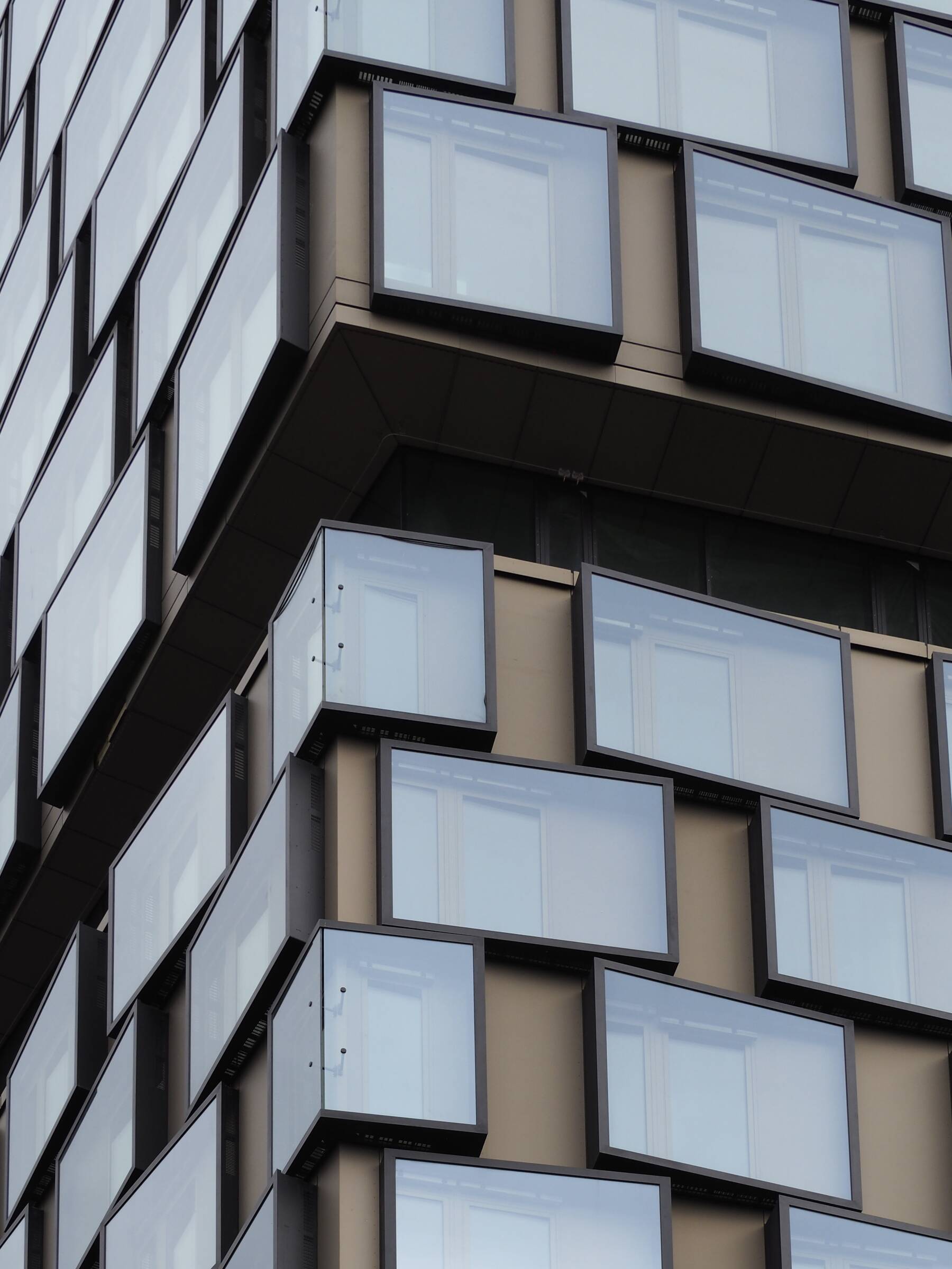Der Quadrill Tower in der Tabakfabrik Linz mit einer modernen Glasfassade aus SOLARLUX sunlite bright Sonnenschutzglas.