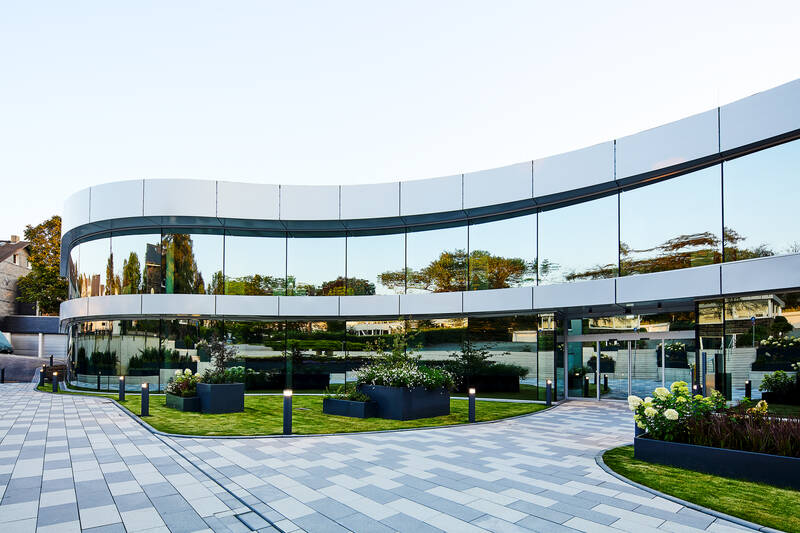 Modern exterior view of the Wera Werkzeuge building in Wuppertal-Cronenberg, featuring a high-performance glass facade by ISOLAR.