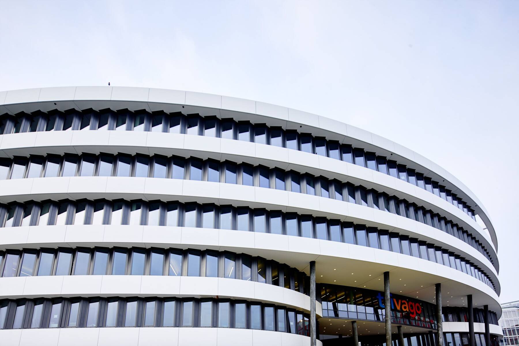 The ISOLAR SOLARLUX glazing at the Trivago Campus in Düsseldorf showcases modern architecture, maximum transparency, and energy-efficient façade technology in contemporary office buildings.