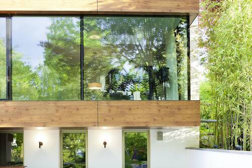 The residential house in Waldesch, Germany features ORNILUX® bird protection glass by Arnold Glas, using UV-reflective patterns to prevent bird collisions while maintaining clear architectural transparency.