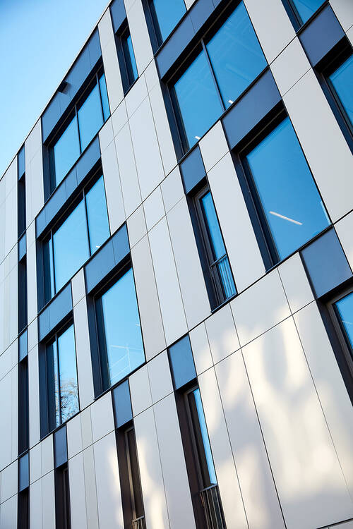ORNILUX® mikado is bird protection glass featuring an irregular UV-reflective “mikado” pattern that is nearly invisible to humans but clearly visible to birds, preventing collisions effectively.