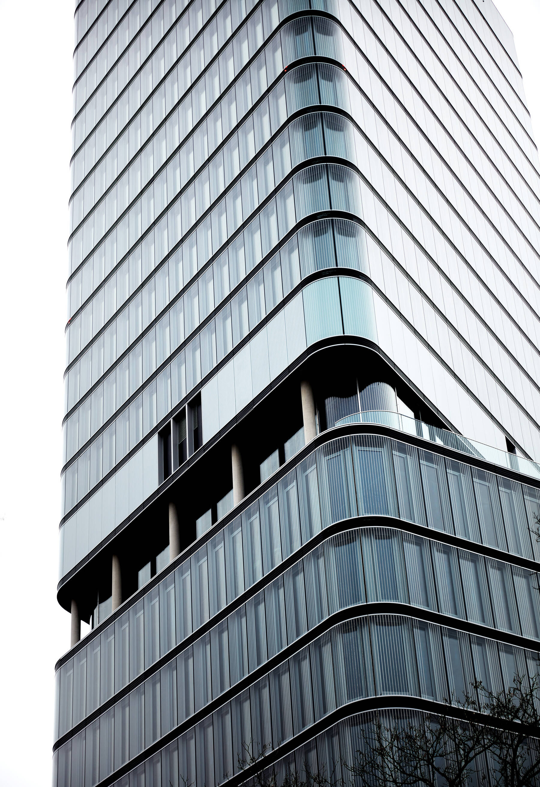 The Porsche Design Tower impresses with its precise glass architecture featuring ISOLAR glass, embodying the symbiosis of technical innovation and aesthetic excellence.