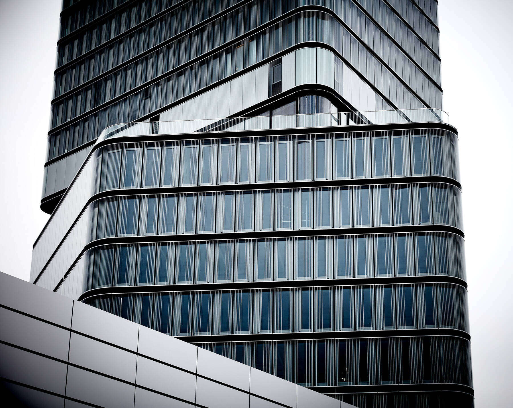 The Porsche Design Tower combines the distinctive Porsche design language with innovative glass solutions from ISOLAR, setting architectural standards in transparency and elegance.