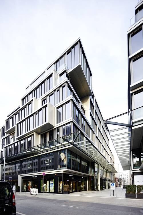 The ISOLAR SOLARLUX glazing at the MaRo Opera Quarter in Frankfurt am Main showcases premium architecture, high transparency, and energy-efficient façade technology in an urban landmark project.