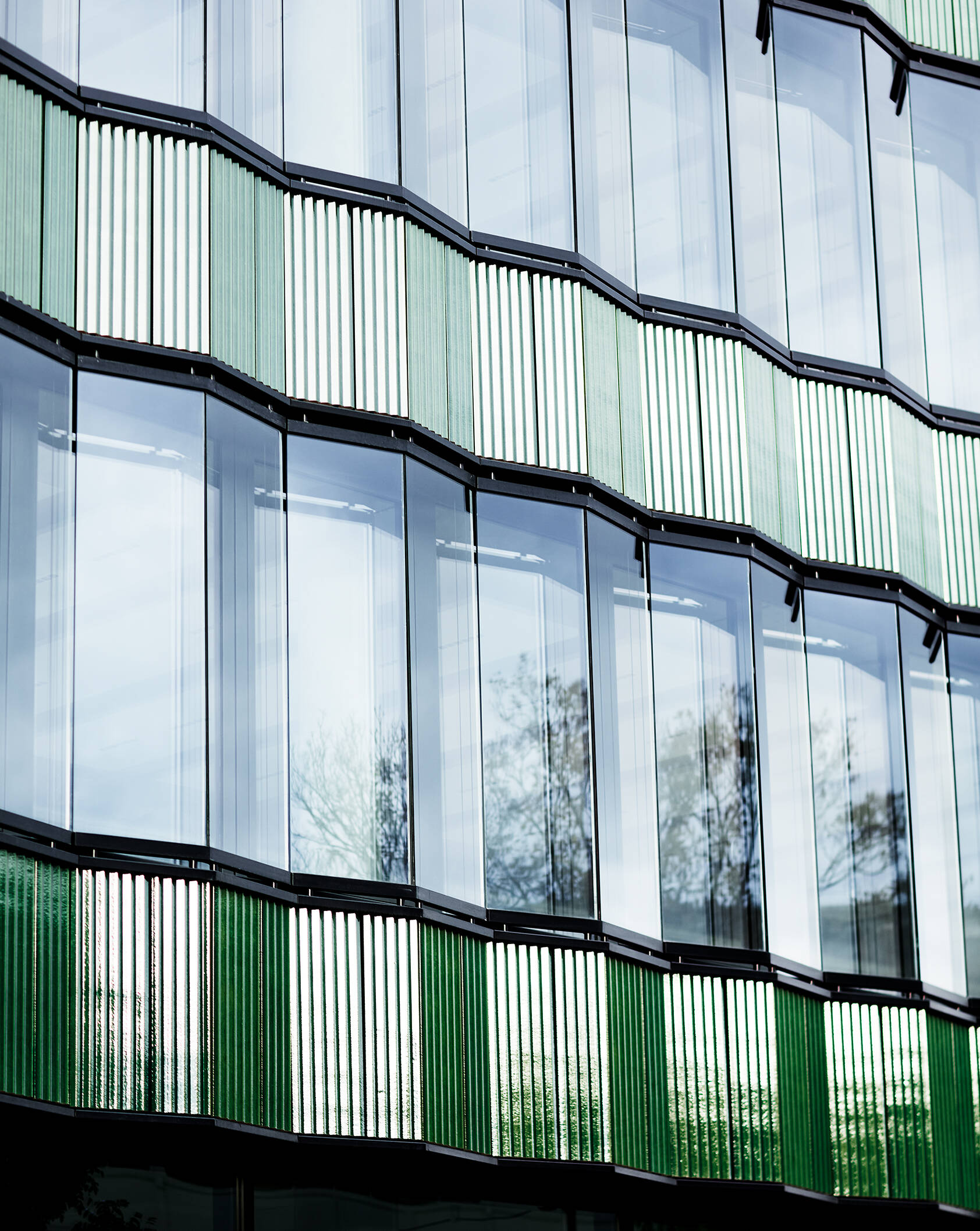 Außenansicht des Bürogebäudes Die Macherei M60 in Berlin mit großflächiger SOLARLUX sunlite grey 65 Glasfassade am Halleschen Ufer.