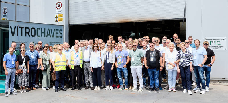 Das ISOLAR Team steht gemeinsam vor der Produktionshalle.