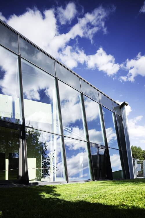 The ISOLAR SOLARLUX microsolar façade glazing at the Peter Hahn headquarters in Winterbach combines modern design, high energy efficiency, and innovative solar technology in commercial architecture.