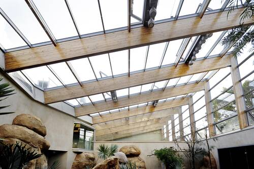Vogelschutzglas mit ORNILUX® Technologie von ISOLAR an einer Vogelhaus-Installation in Berlin, Deutschland