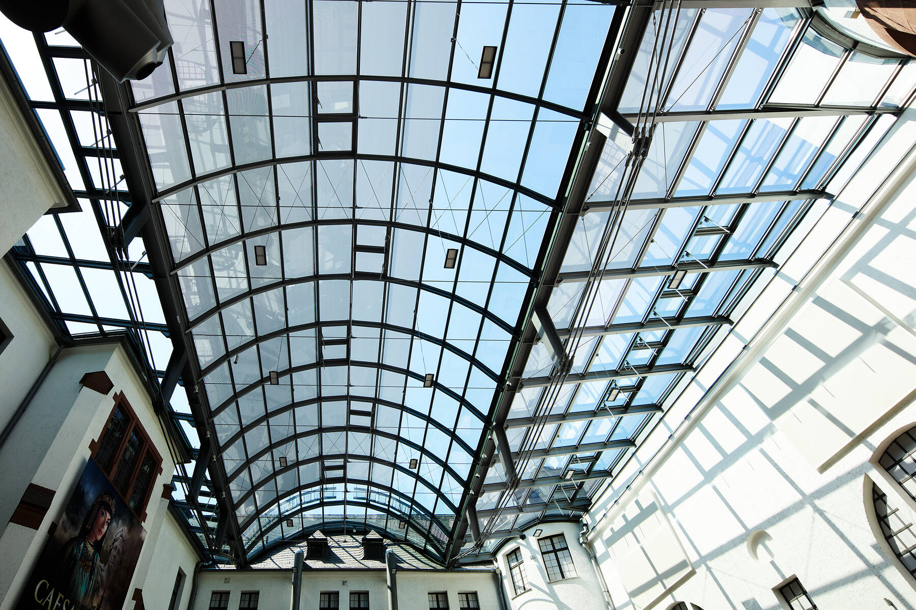 Außenansicht des Historischen Museums der Pfalz in Speyer, bei der sich die moderne Glasarchitektur harmonisch in die historische Bausubstanz einfügt.