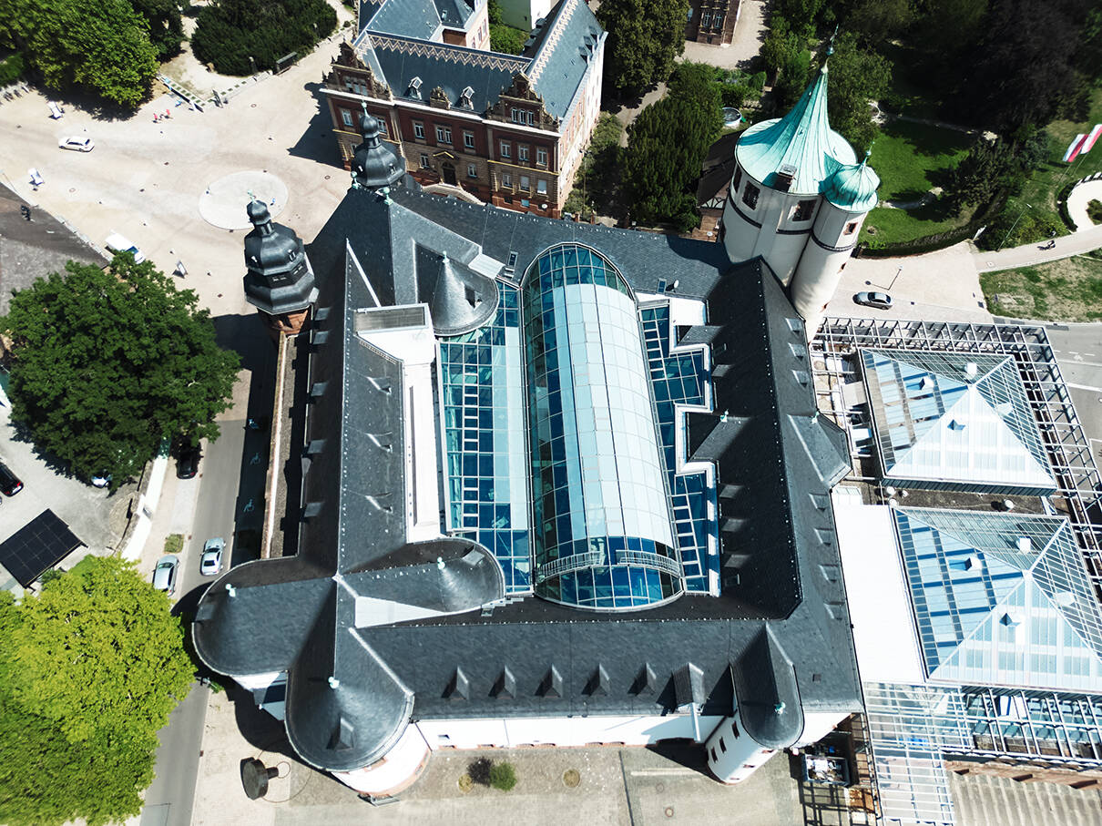 Stützenfreie Glasdachkonstruktion über dem Innenhof des Historischen Museums der Pfalz in Speyer mit digital bedrucktem Sonnenschutzglas von ISOLAR.