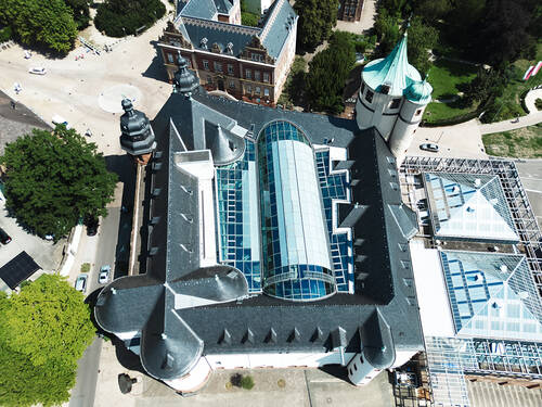 Column-free glass roof construction over the courtyard of the Historical Museum of the Palatinate in Speyer with digitally printed solar control glass by ISOLAR.