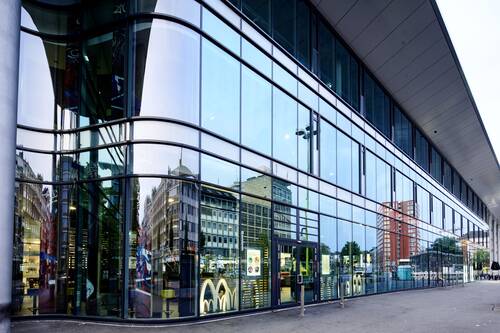 The ISOLAR SOLARLUX glazing at Münster Central Station combines modern architecture, maximum transparency, and energy-efficient façade technology in public transport buildings.